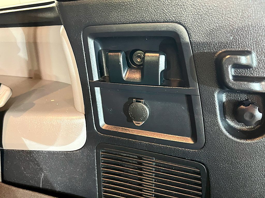 2016 Toyota Sequoia Image 32