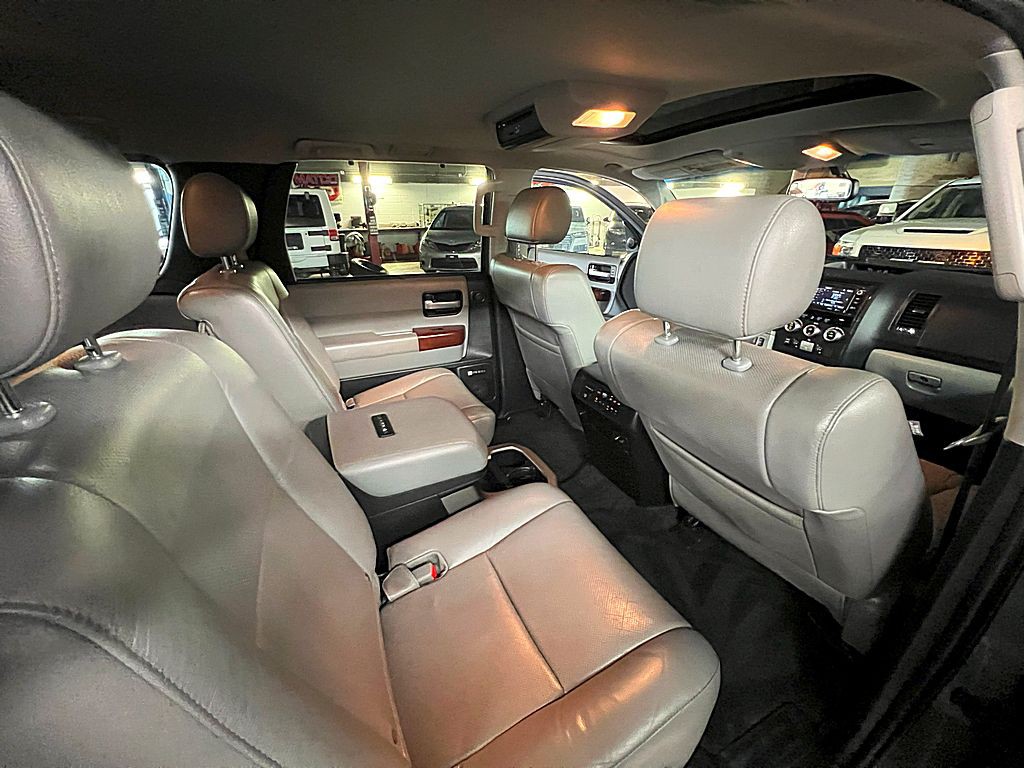 2016 Toyota Sequoia Image 34