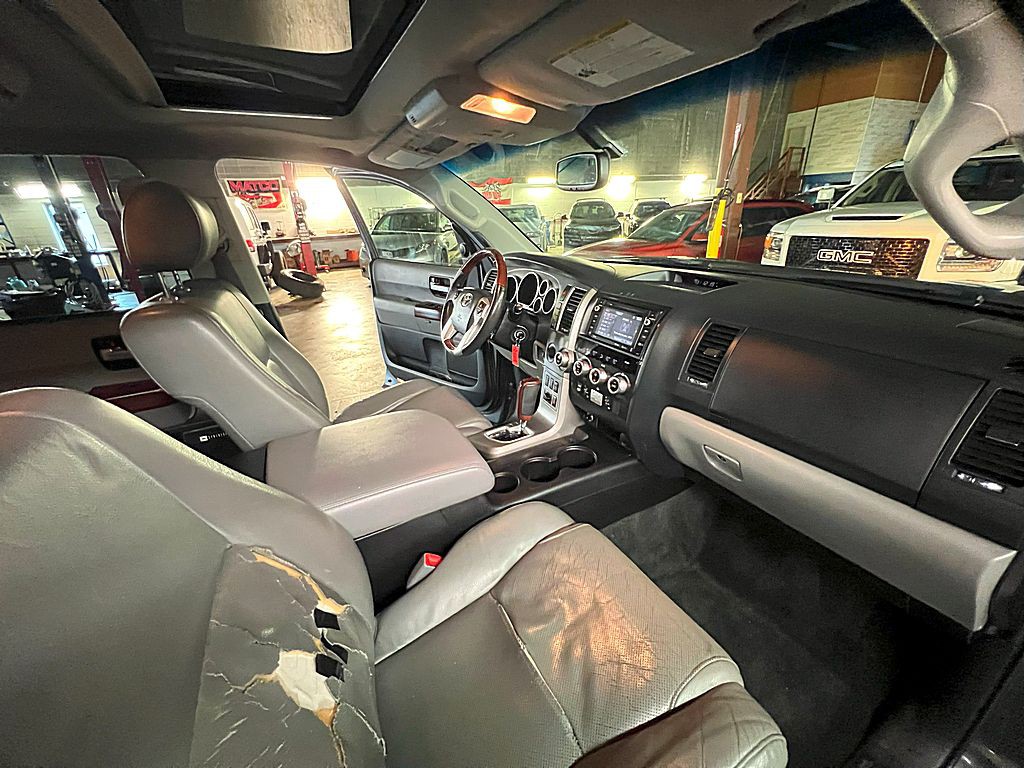 2016 Toyota Sequoia Image 35