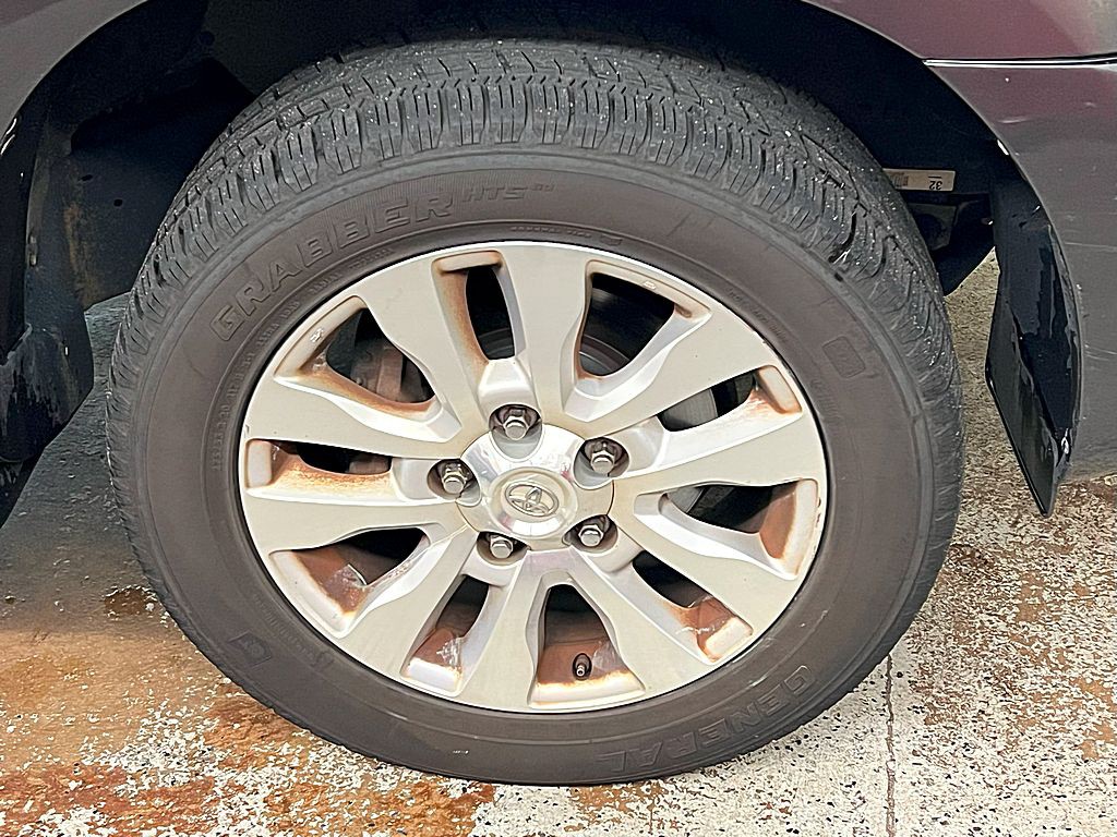 2016 Toyota Sequoia Image 36