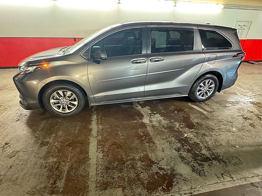 2021 Toyota Sienna Image 4