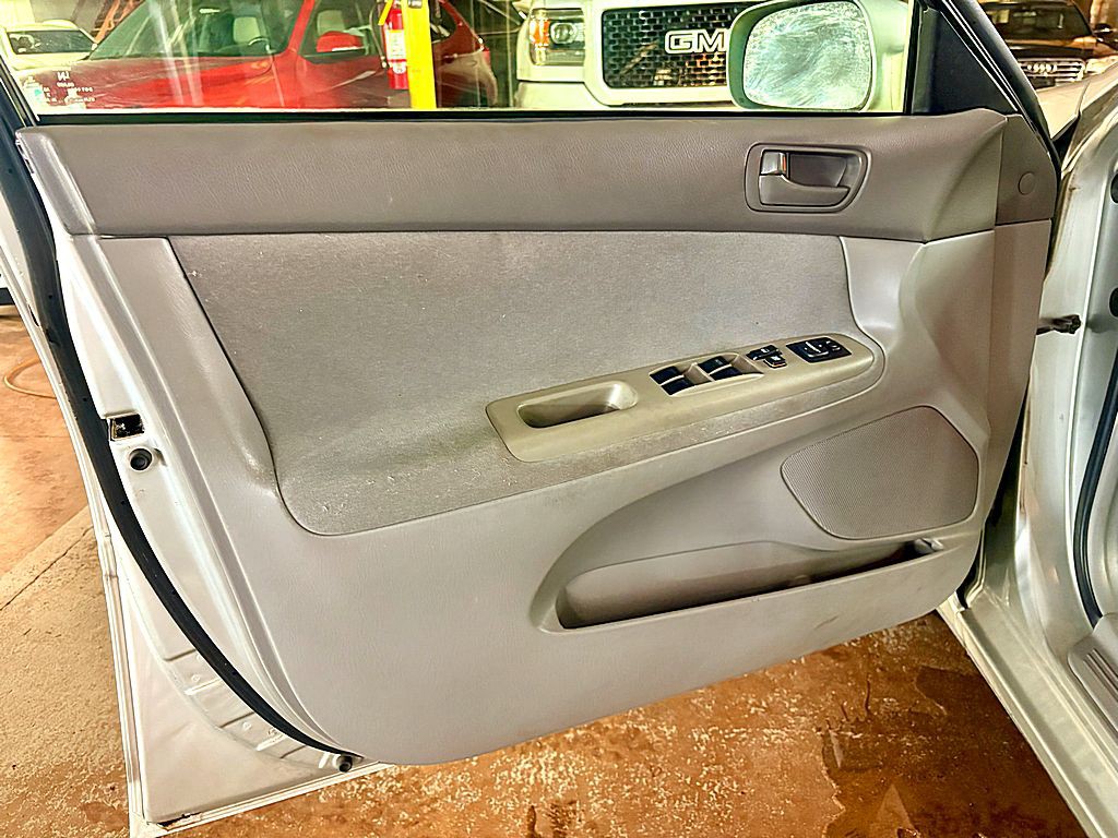 2003 Toyota Camry Image 10