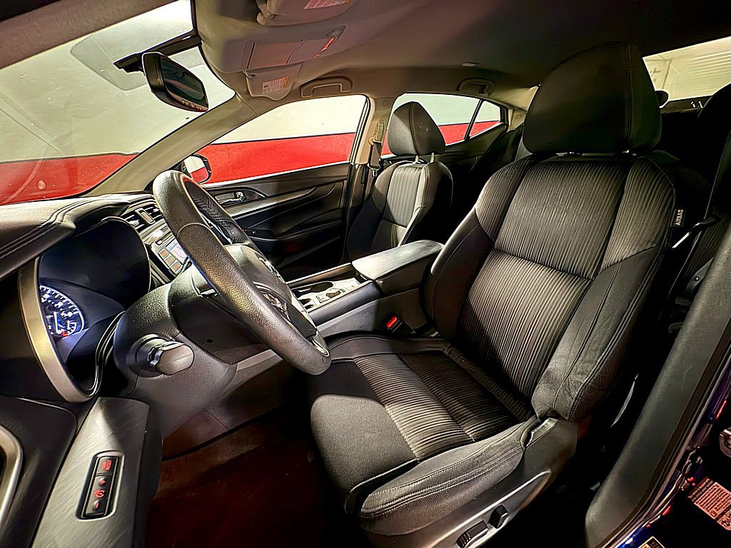 2016 Nissan Maxima Image 10