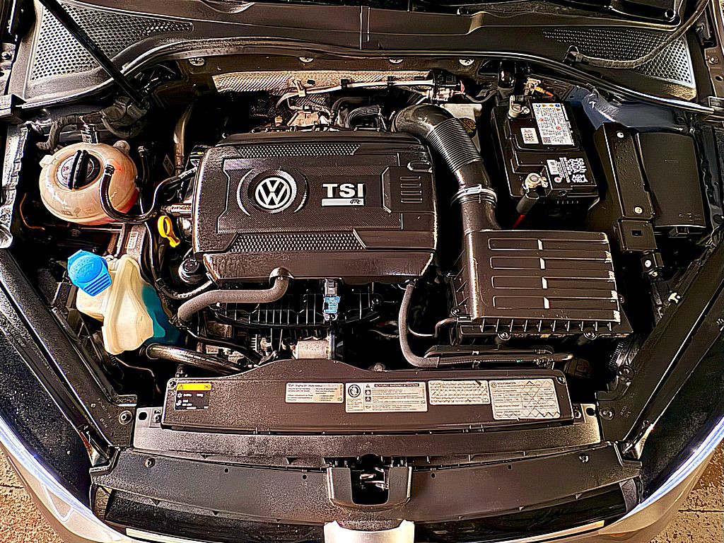 2017 Volkswagen Golf Image 2