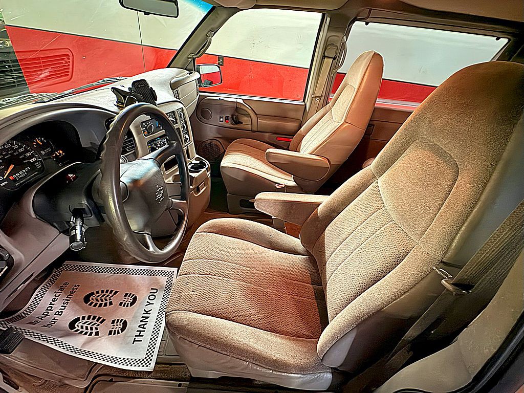 2005 Chevrolet Astro Image 18