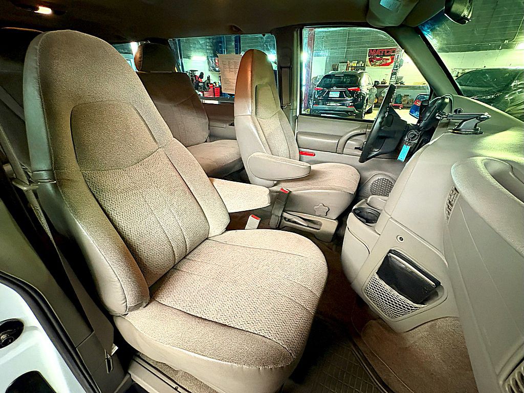 2005 Chevrolet Astro Image 24