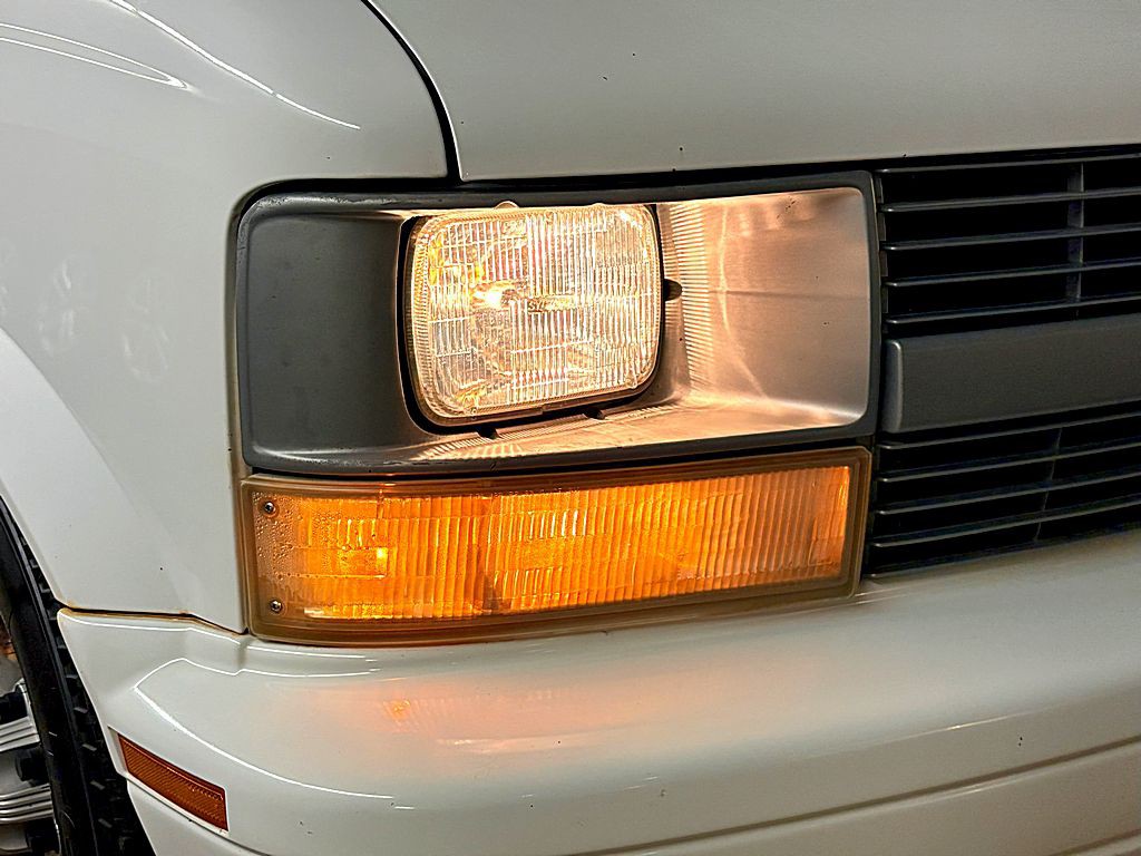 2005 Chevrolet Astro Image 27