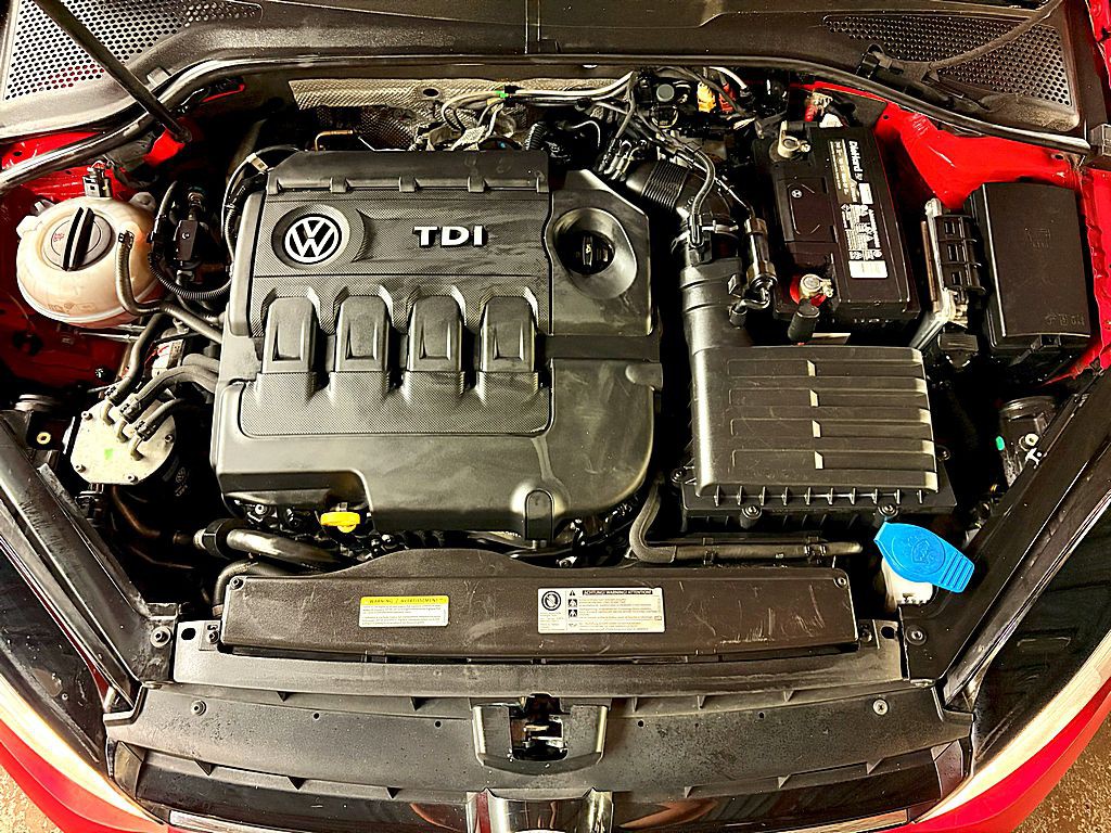 2015 Volkswagen Golf Image 2