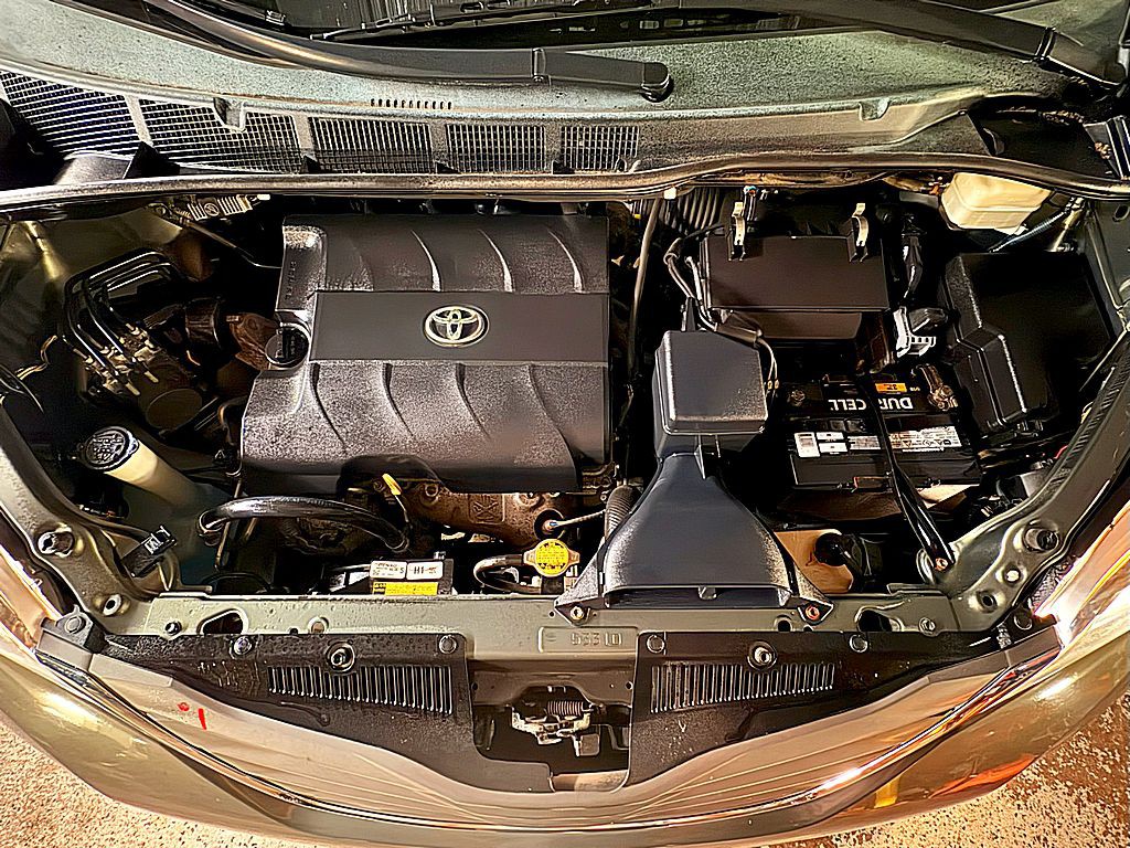 2013 Toyota Sienna Image 2