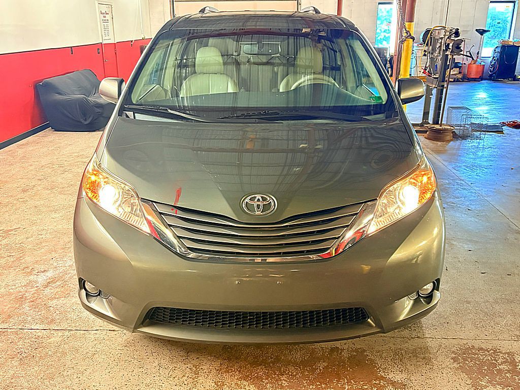 2013 Toyota Sienna Image 4
