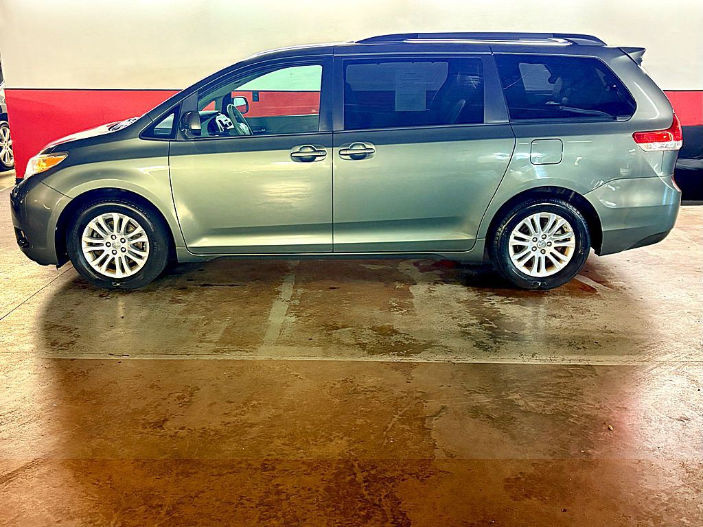 2013 Toyota Sienna Image 5