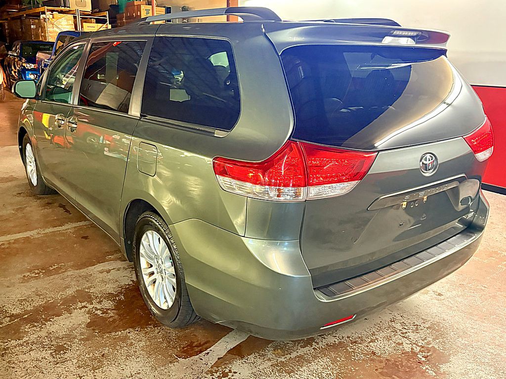2013 Toyota Sienna Image 6