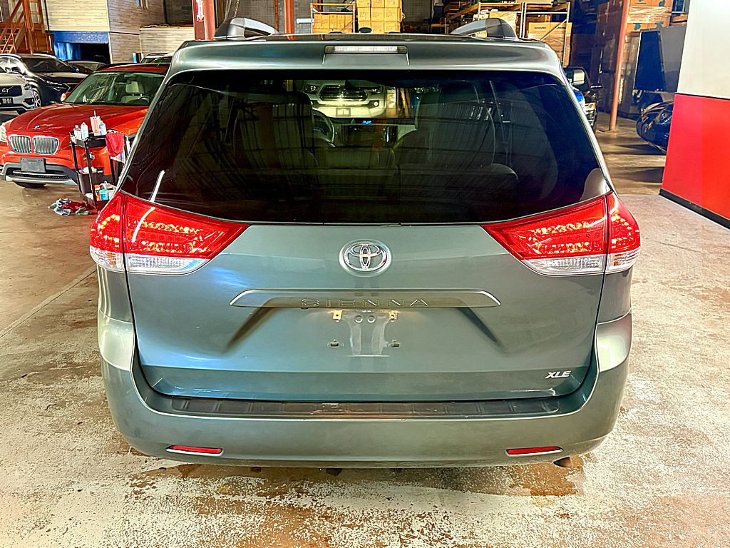 2013 Toyota Sienna Image 7
