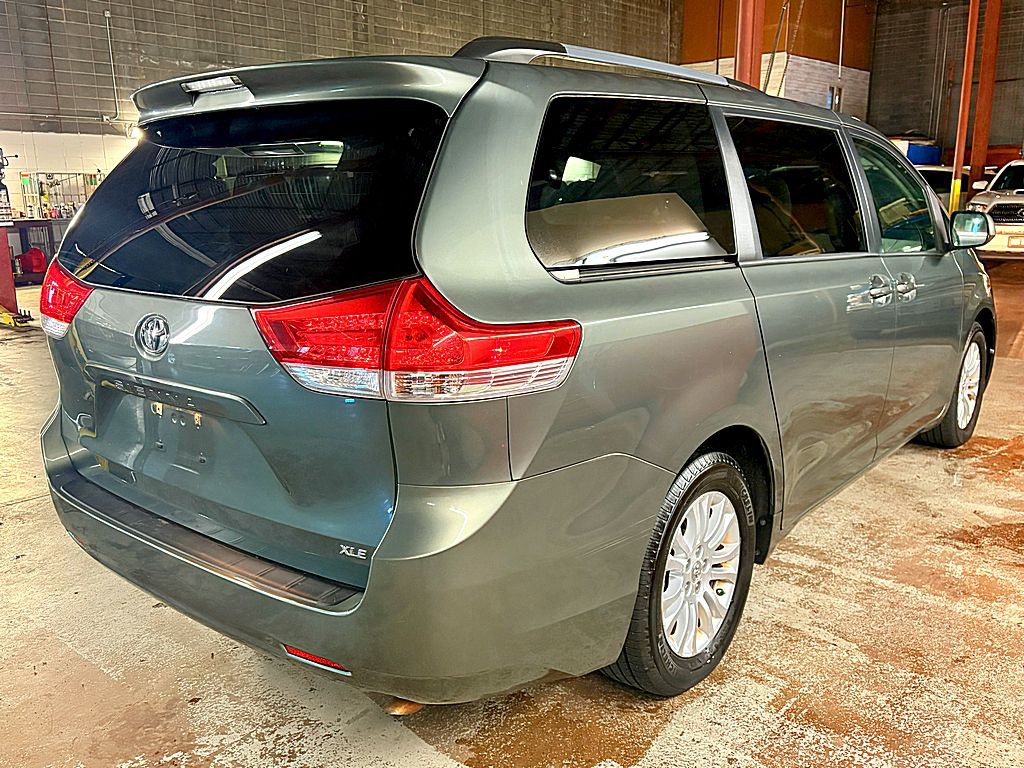 2013 Toyota Sienna Image 8