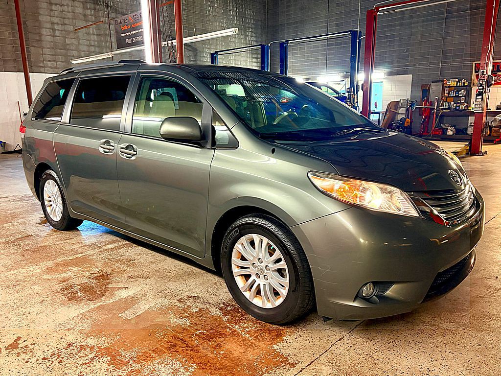 2013 Toyota Sienna Image 9