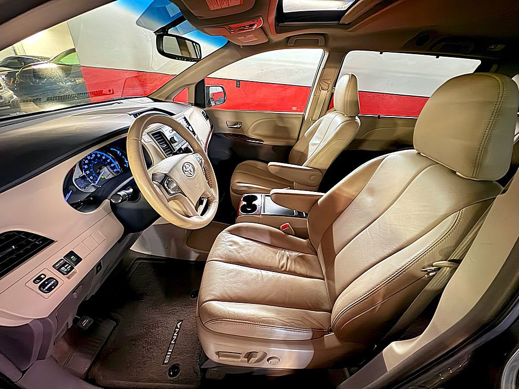 2013 Toyota Sienna Image 10