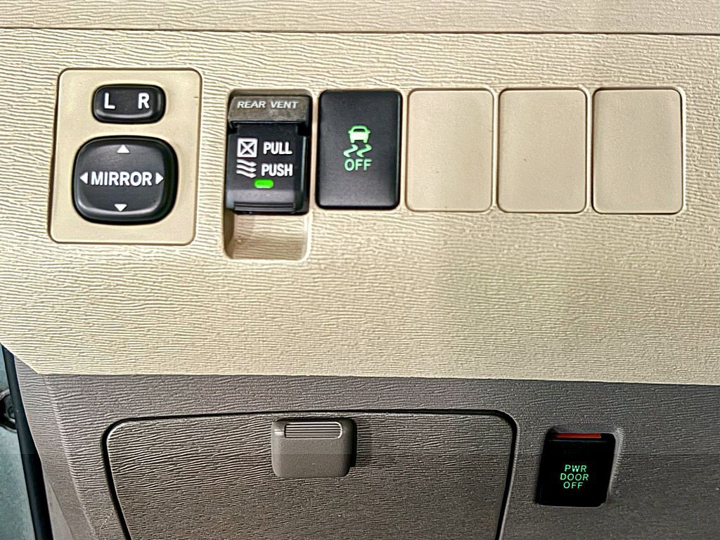 2013 Toyota Sienna Image 12