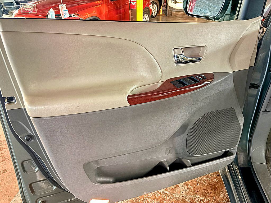 2013 Toyota Sienna Image 13