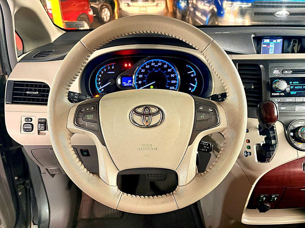 2013 Toyota Sienna Image 15