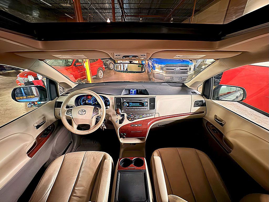 2013 Toyota Sienna Image 16
