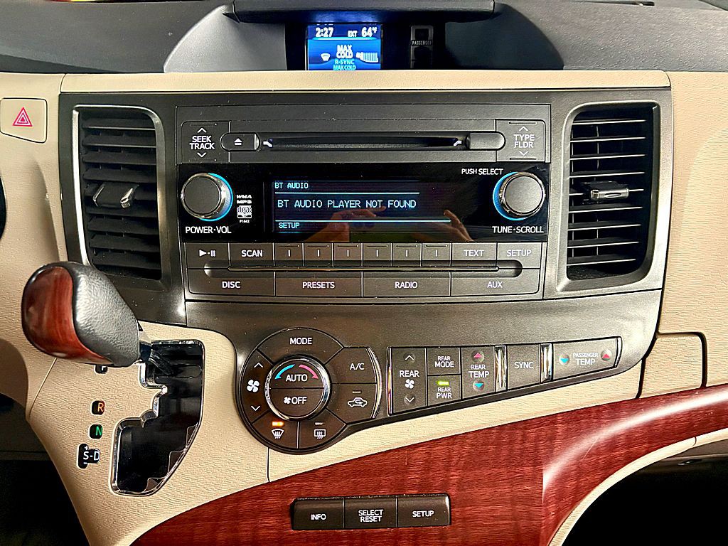 2013 Toyota Sienna Image 17