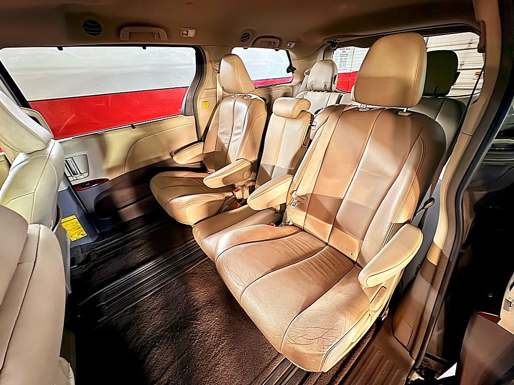 2013 Toyota Sienna Image 21
