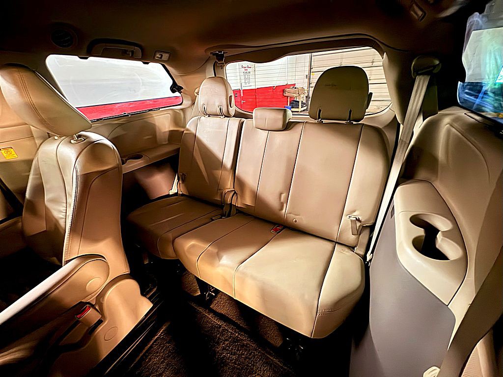 2013 Toyota Sienna Image 22