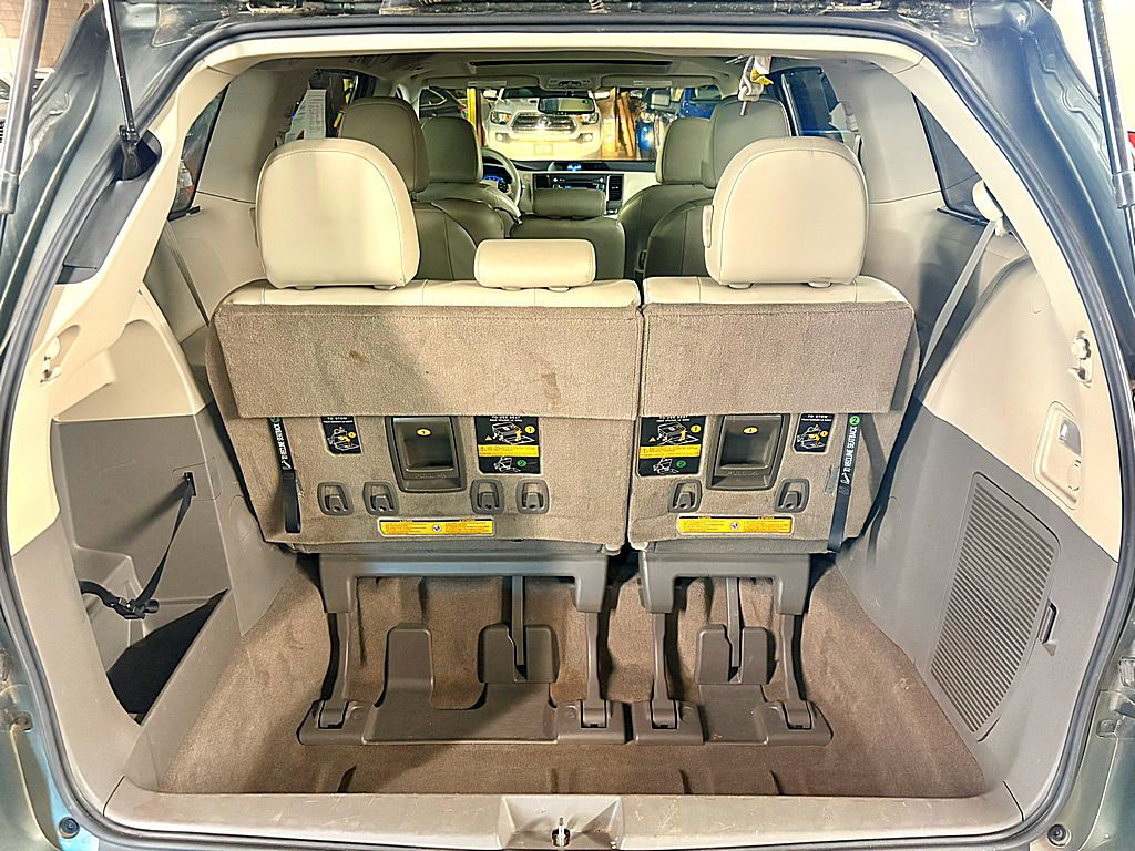 2013 Toyota Sienna Image 23