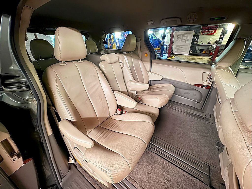 2013 Toyota Sienna Image 26