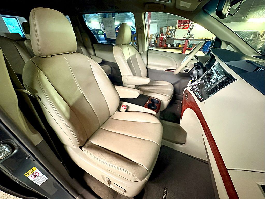 2013 Toyota Sienna Image 27