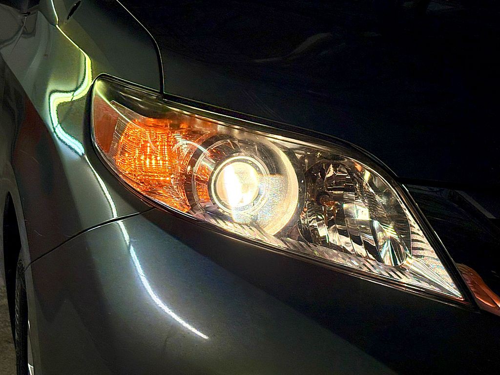 2013 Toyota Sienna Image 29