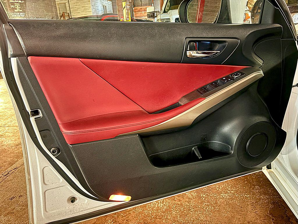 2015 Lexus IS Image 20