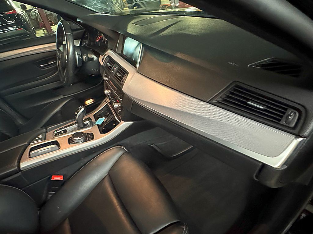 2016 BMW 5 Series Image 27