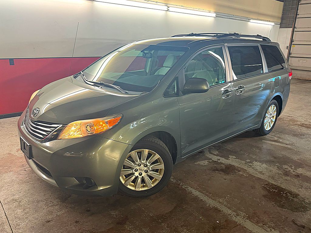 2012 Toyota Sienna Image 1