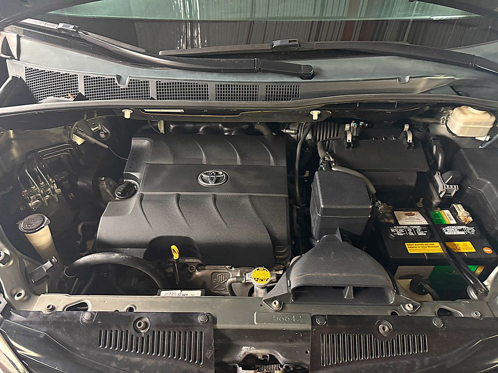 2012 Toyota Sienna Image 2