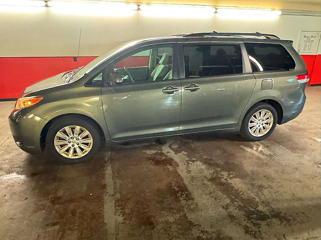 2012 Toyota Sienna Image 4