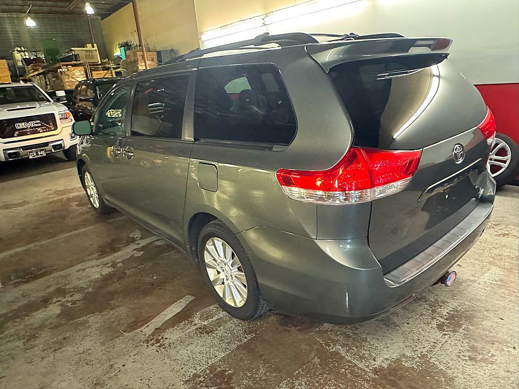 2012 Toyota Sienna Image 5