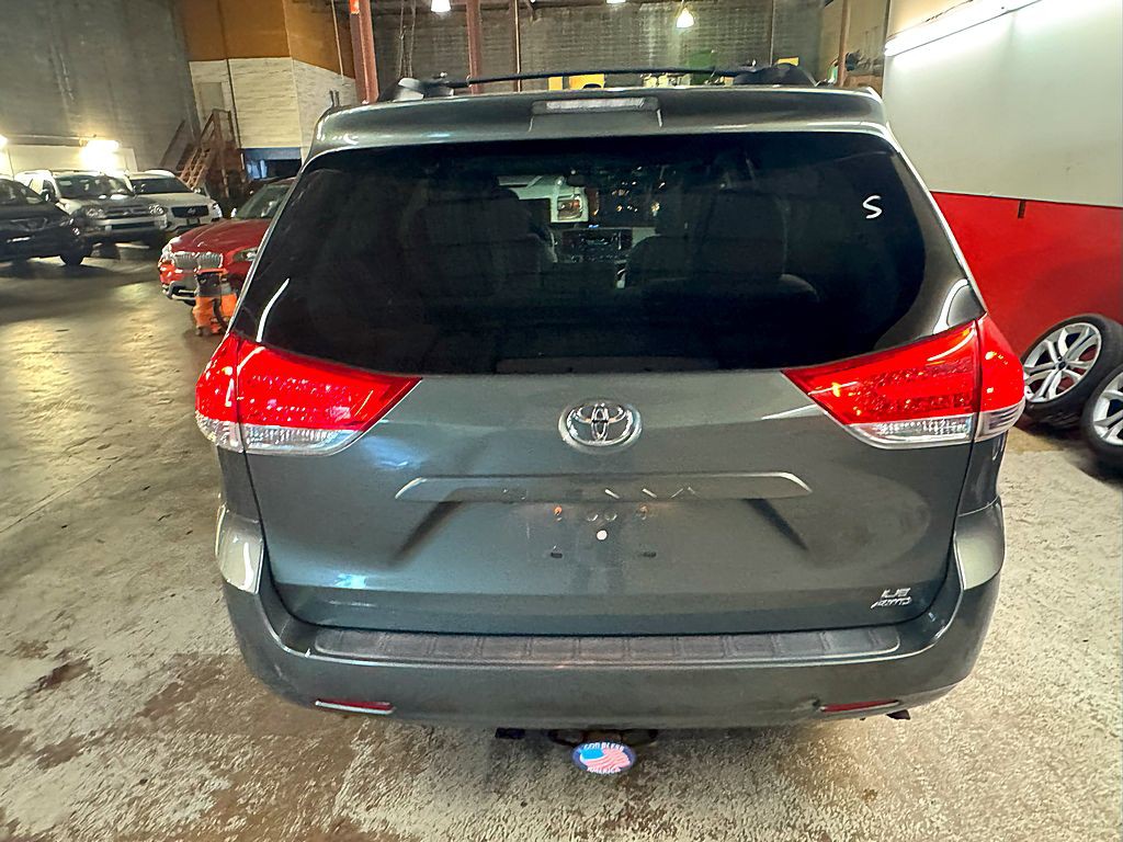 2012 Toyota Sienna Image 6