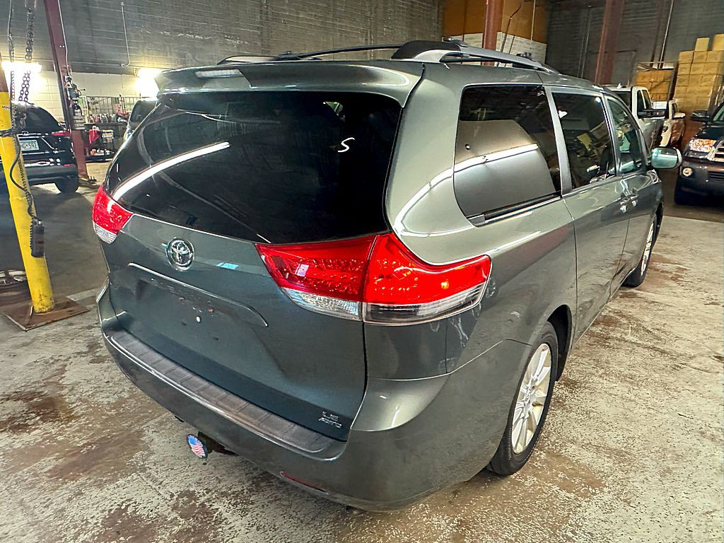 2012 Toyota Sienna Image 7