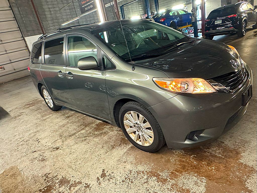 2012 Toyota Sienna Image 8