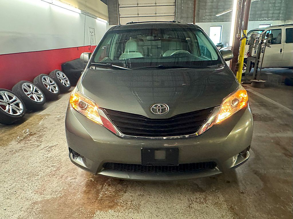 2012 Toyota Sienna Image 9