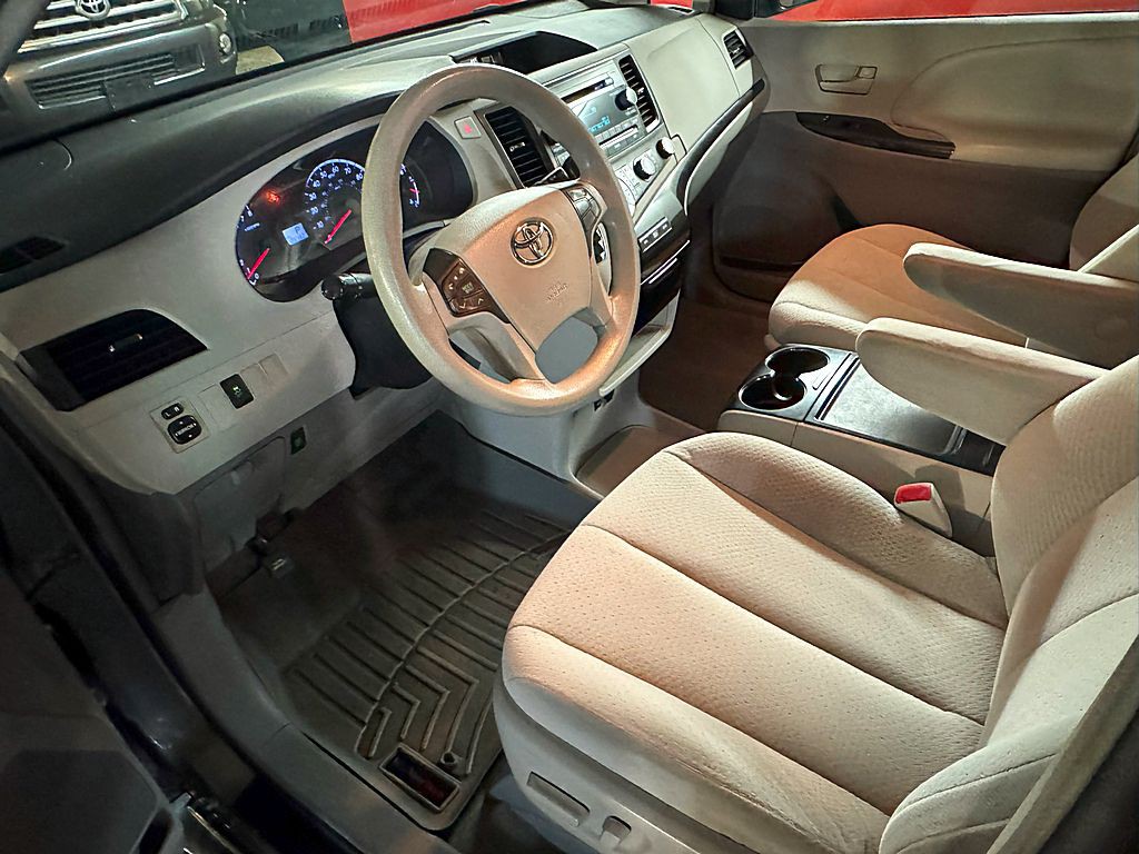 2012 Toyota Sienna Image 10