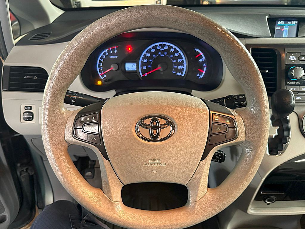 2012 Toyota Sienna Image 12