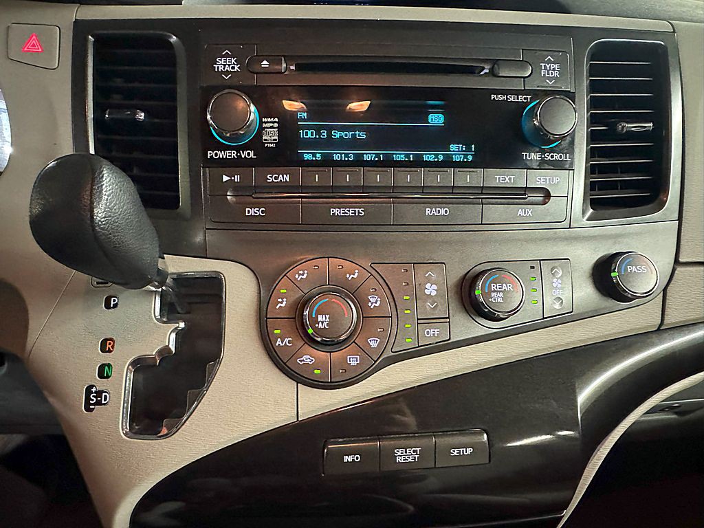 2012 Toyota Sienna Image 14