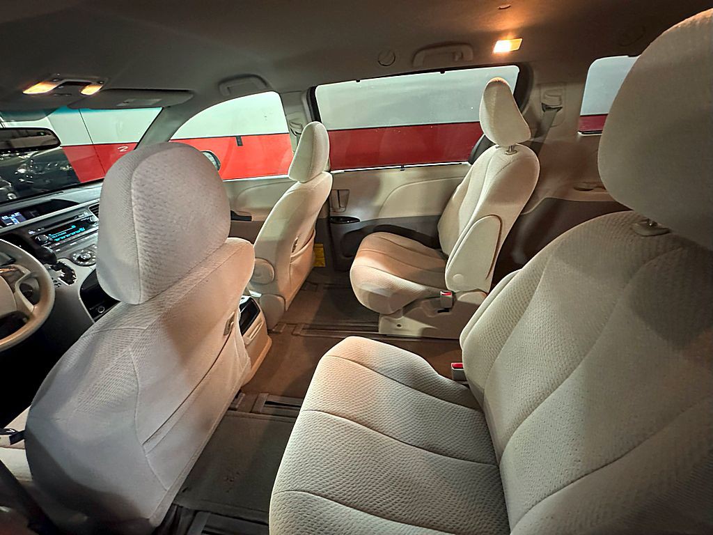 2012 Toyota Sienna Image 15