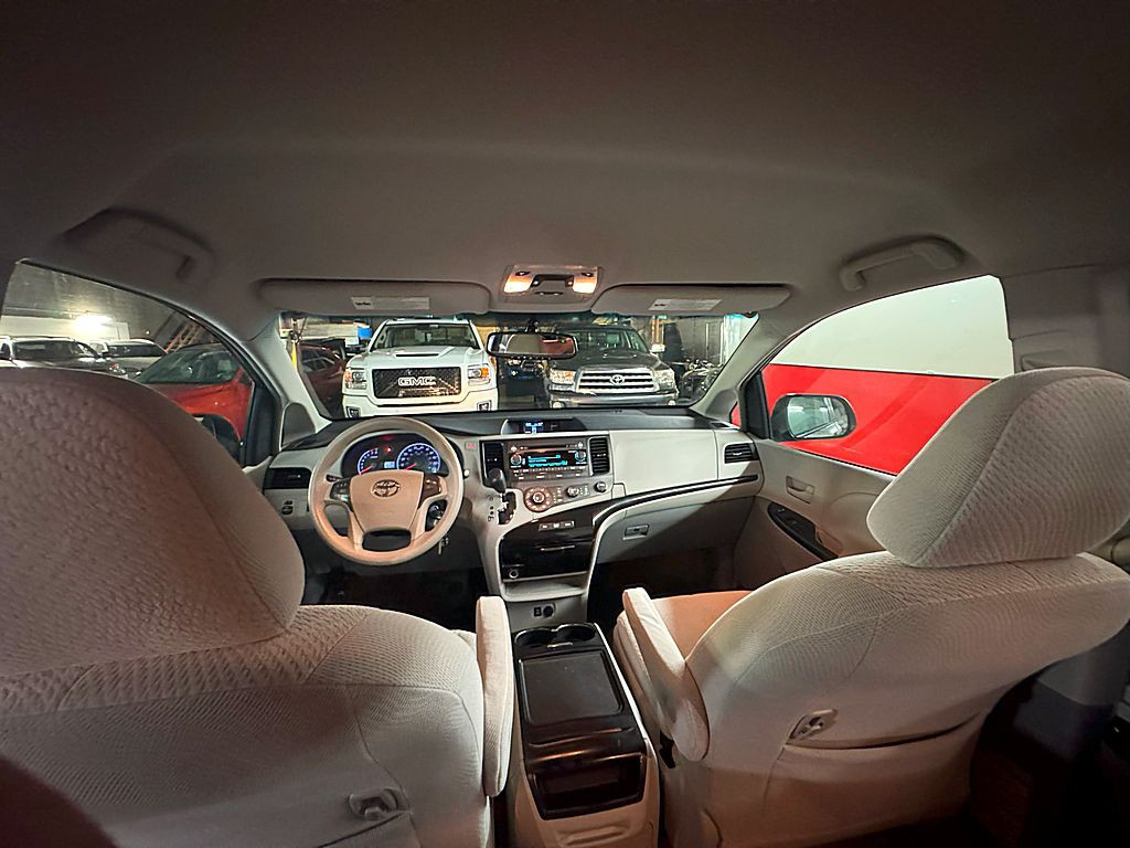 2012 Toyota Sienna Image 16