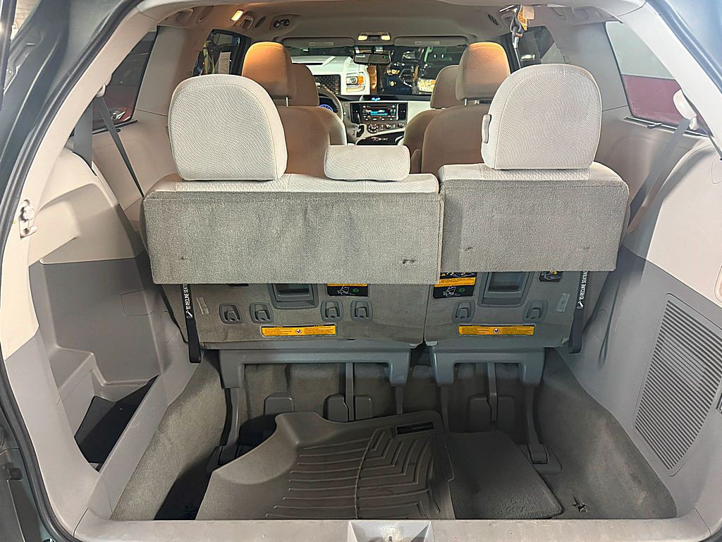 2012 Toyota Sienna Image 17