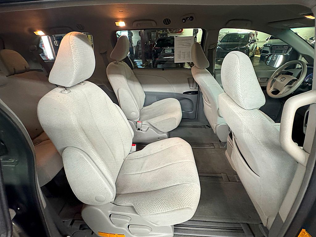 2012 Toyota Sienna Image 18