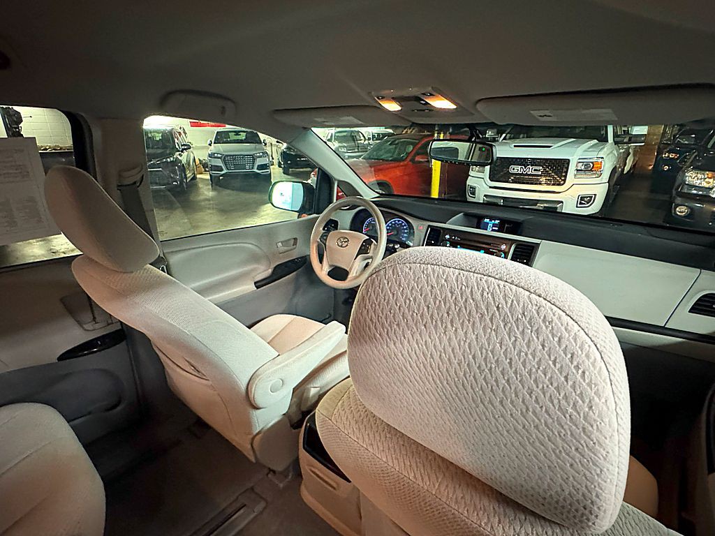 2012 Toyota Sienna Image 20