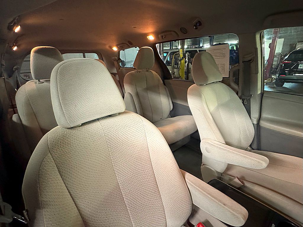 2012 Toyota Sienna Image 23